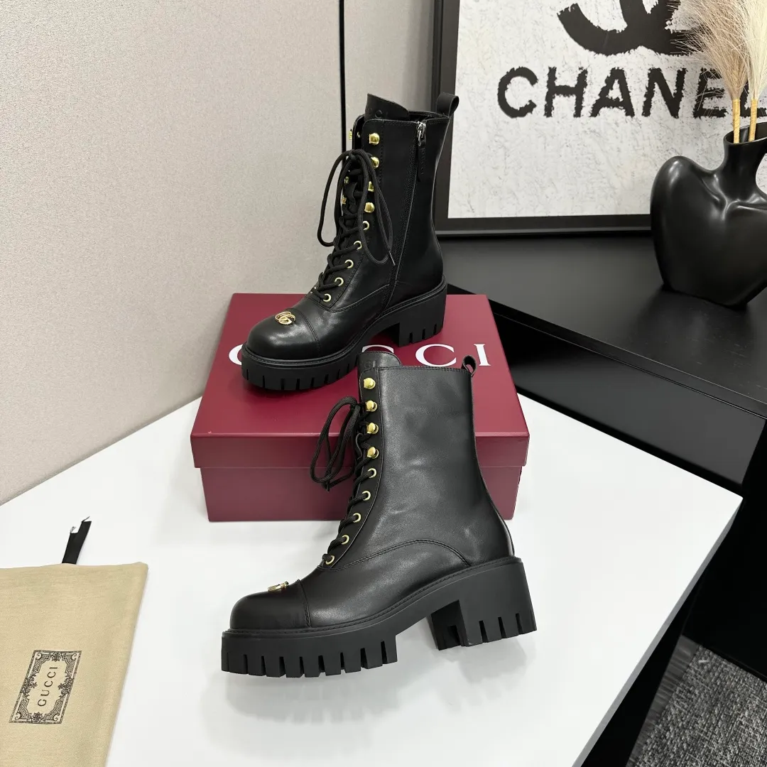 👟👟Ex-factory price 840👟👟 Highest version 2025 Gucci autumn and winter latest GUCCI mid-heel grooved thick-soled horsebit ankle Chelsea boots 🆙Purchase level high-end boutique goods🆙 This short boots is ingenious and combines the fashionable elements of boots and moccasins, with lightweight foam rubber groove soles , archive patterns continue to shine in Gucci’s new series, and the classic horsebit-shaped accessories highlight the brand’s equestrian heritage. It doubles the charm of the entire design and injects exquisite sophistication into daily shoes 😘 Fabric: Imported calfskin + embossed craftsmanship Inner/foot pads: Shuiqi cowhide Outsole: 1:1 mold rubber foam high toughness 4.5 cm thick sole Absolutely not heavy or rigid, nor will it collapse All materials and processes are consistent with the Y version Size: 35-42 standard code 404142 customized Heel height: 4.5CM Forefoot 2.5 cm Packaging: High-end packaging at the counter
